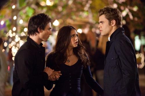 Vampire Diaries Damon And Elena Kissing. Damon, Elena and Stefan