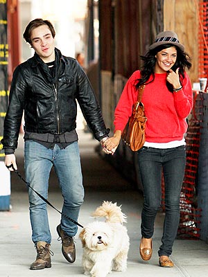 E and J Ed Westwick and Jessica Szohr take a stroll in New York