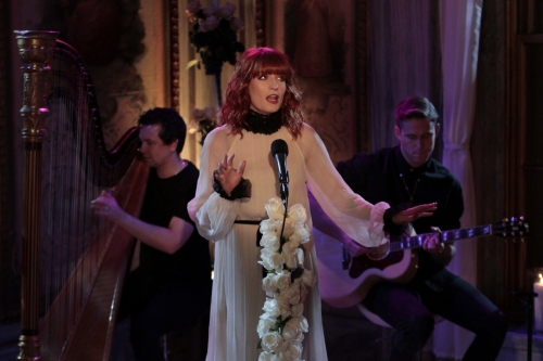 http://static.tvfanatic.com/images/gallery/florence-and-the-machine-perform.jpg